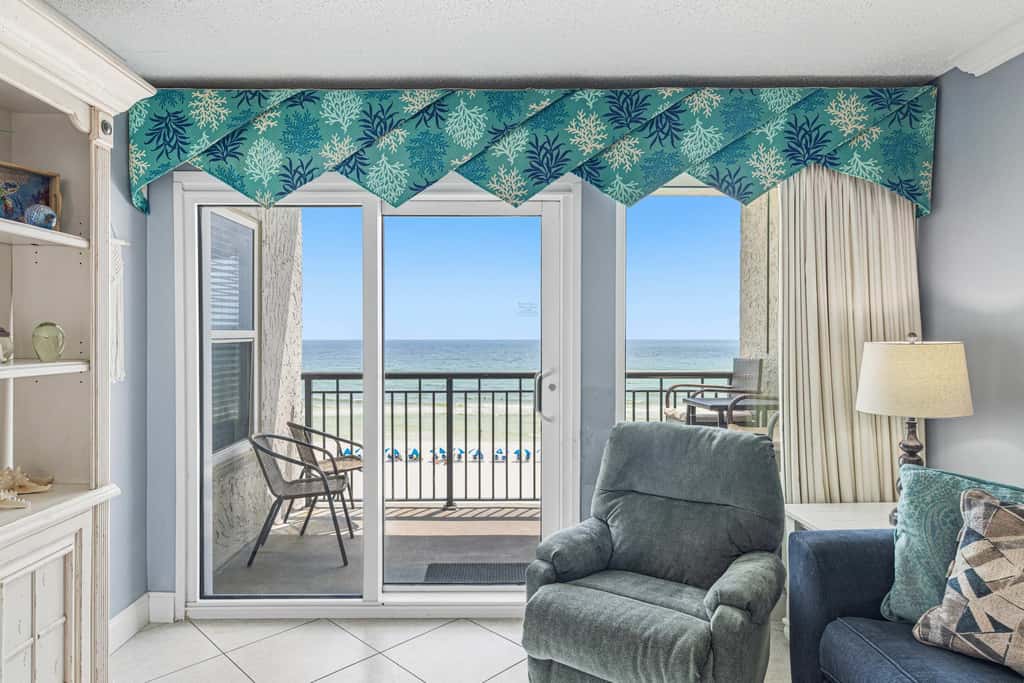 Comfortable waterfront condo with beach chairs - close to dining
