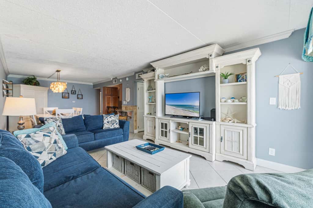 Comfortable waterfront condo with beach chairs - close to dining