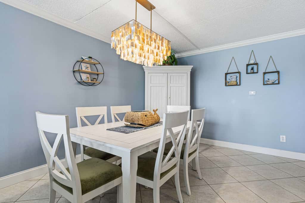 Comfortable waterfront condo with beach chairs - close to dining