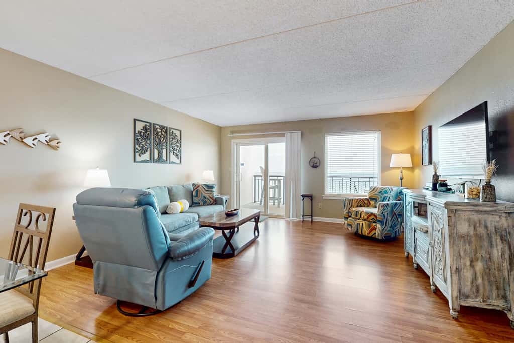 Cozy beachfront condo with beach setup - near shopping