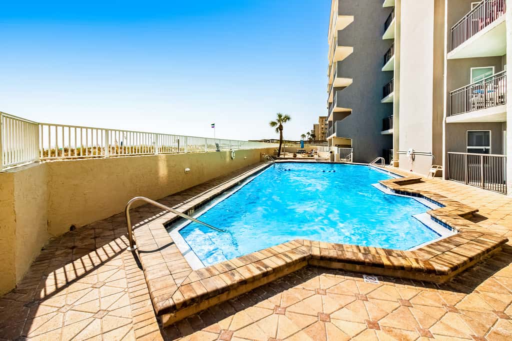 Cozy beachfront condo with beach setup - near shopping