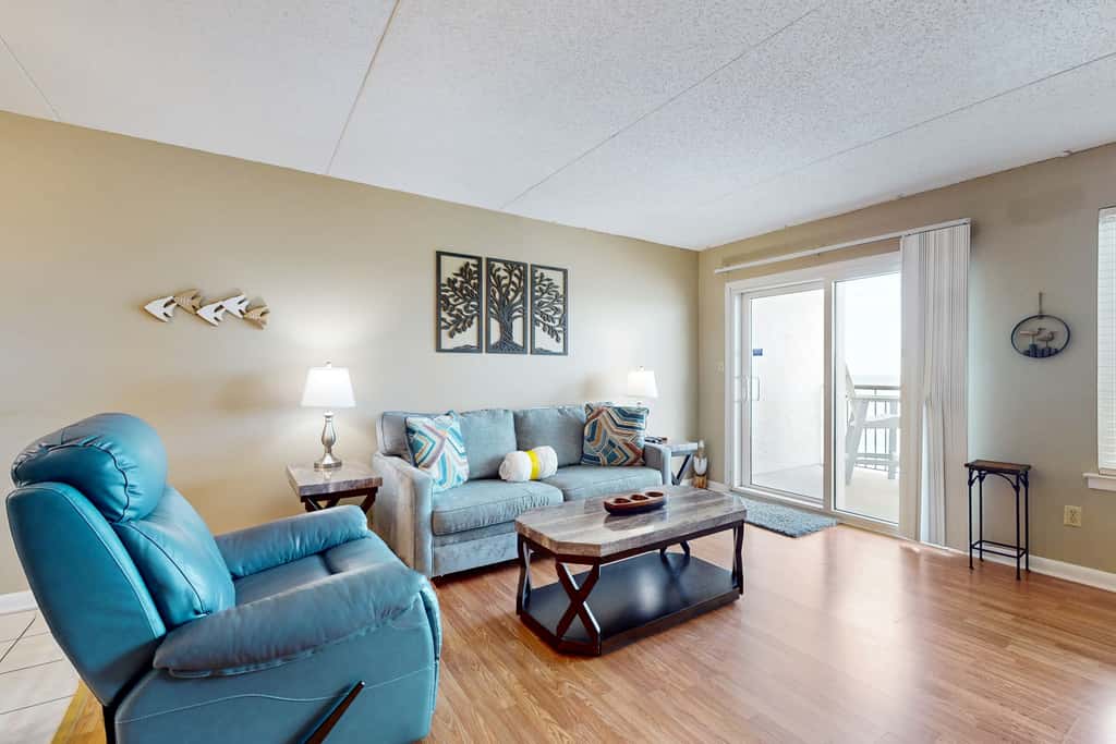 Cozy beachfront condo with beach setup - near shopping