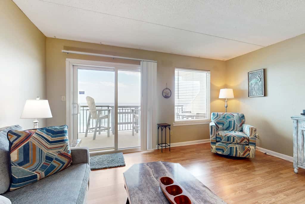 Cozy beachfront condo with beach setup - near shopping