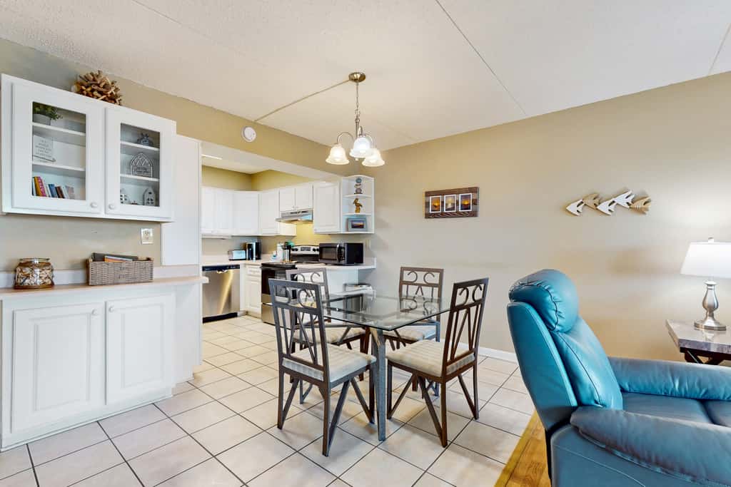 Cozy beachfront condo with beach setup - near shopping