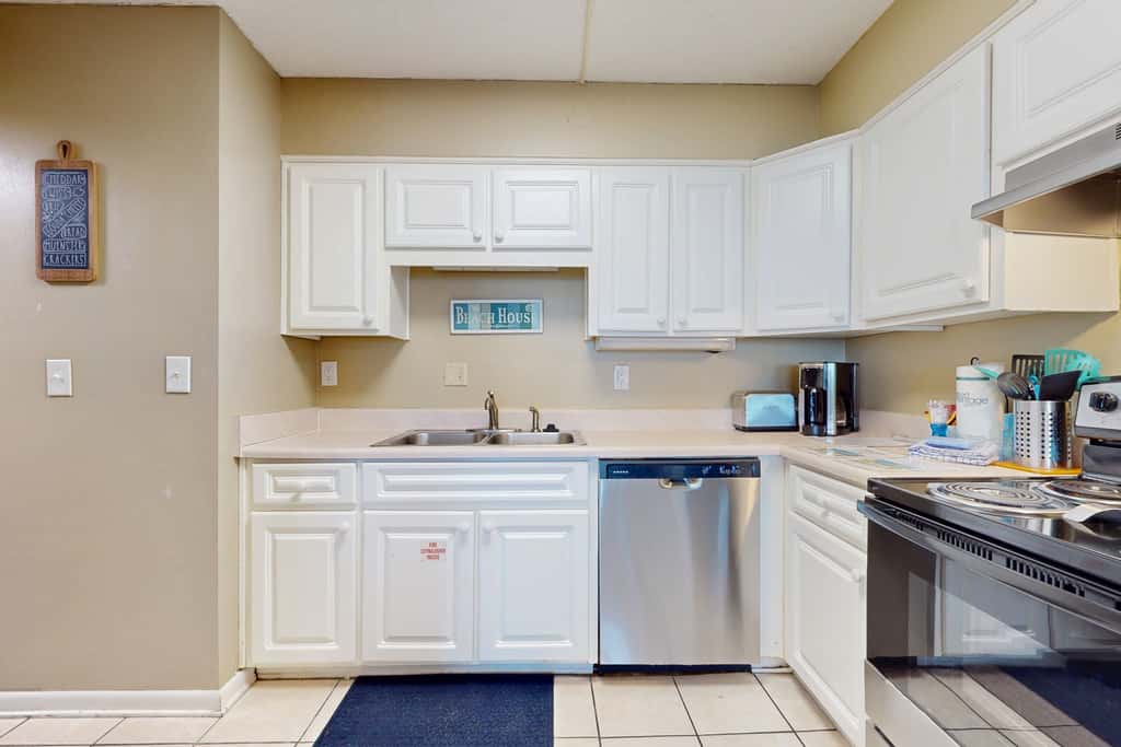 Cozy beachfront condo with beach setup - near shopping