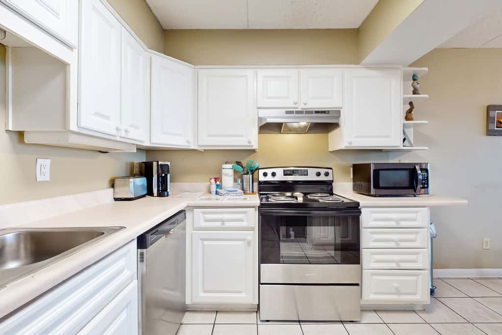 Cozy beachfront condo with beach setup - near shopping