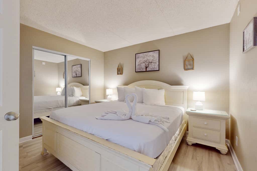 Cozy beachfront condo with beach setup - near shopping