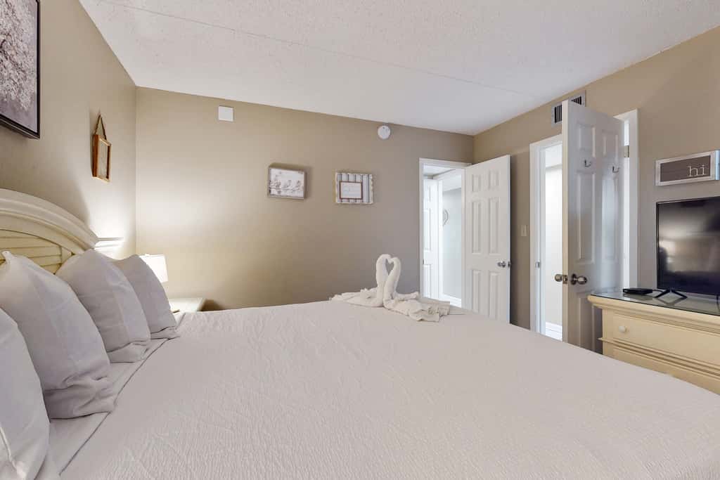 Cozy beachfront condo with beach setup - near shopping