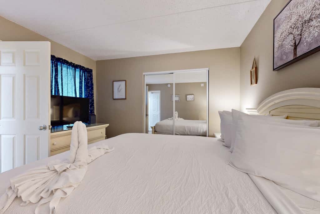 Cozy beachfront condo with beach setup - near shopping