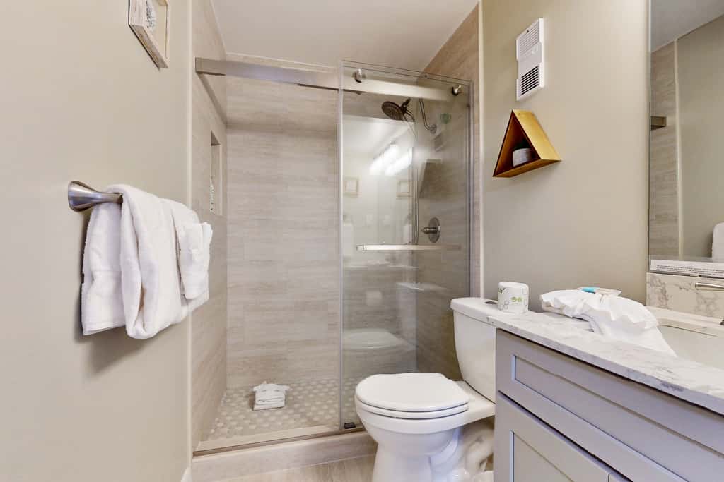Cozy beachfront condo with beach setup - near shopping