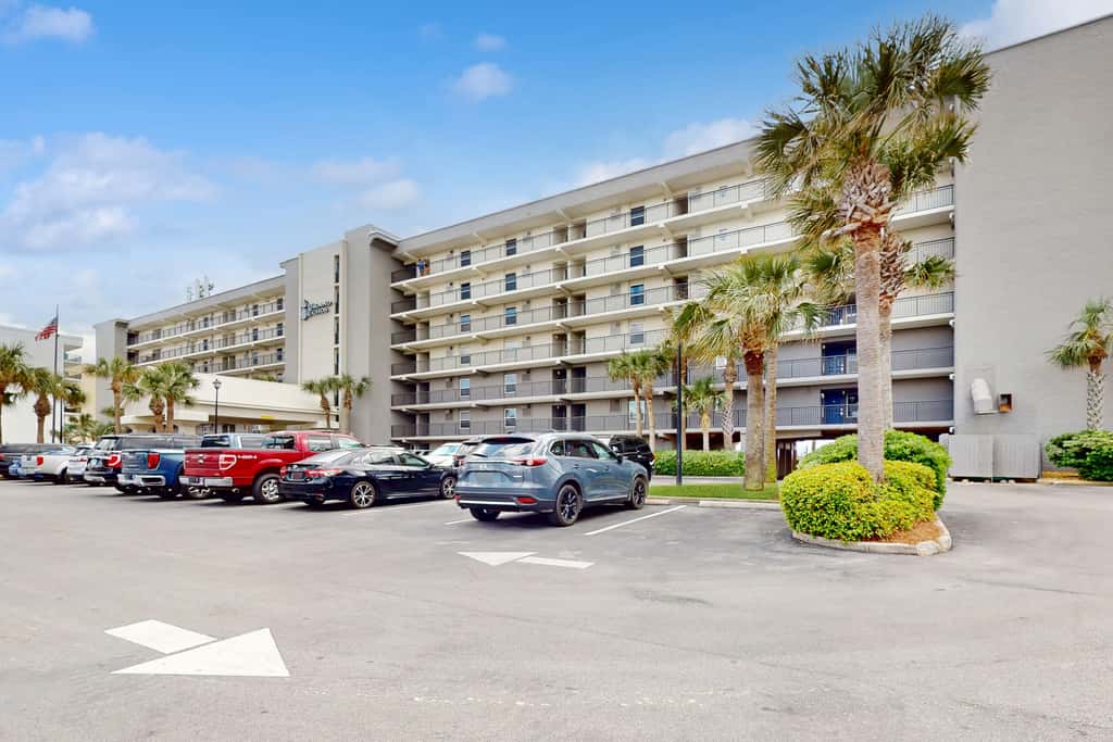 Cozy beachfront condo with beach setup - near shopping
