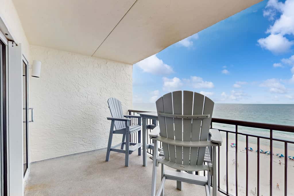 Cozy beachfront condo with beach setup - near shopping