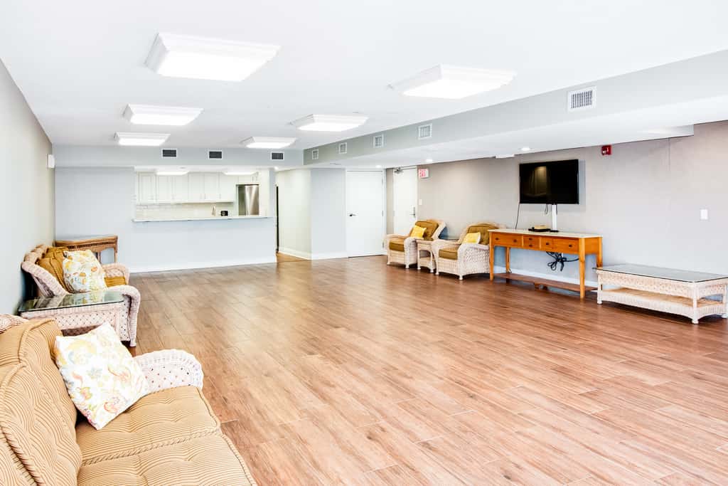 Cozy beachfront condo with beach setup - near shopping