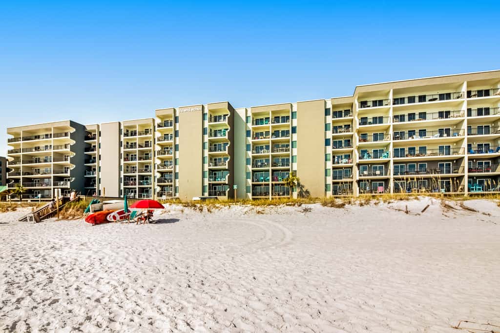 Cozy beachfront condo with beach setup - near shopping