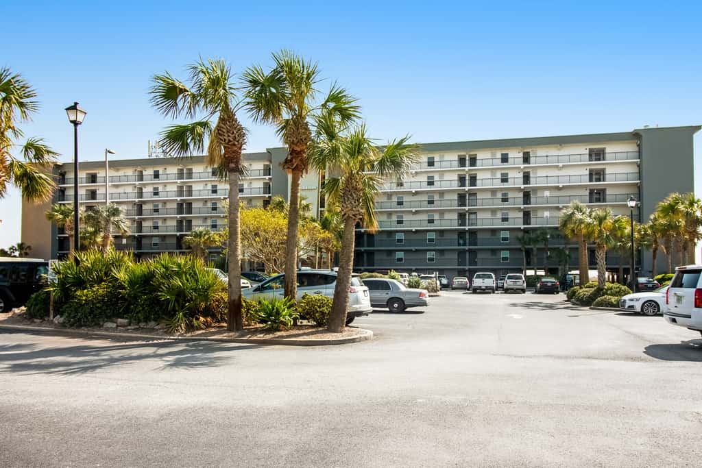 Cozy beachfront condo with beach setup - near shopping