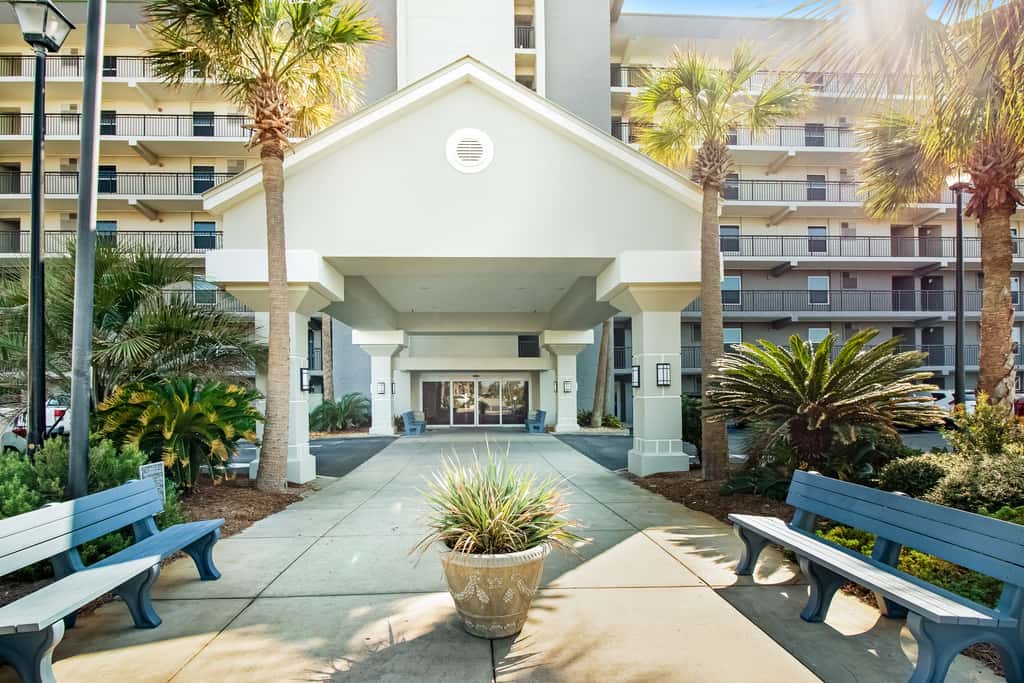 Cozy beachfront condo with beach setup - near shopping
