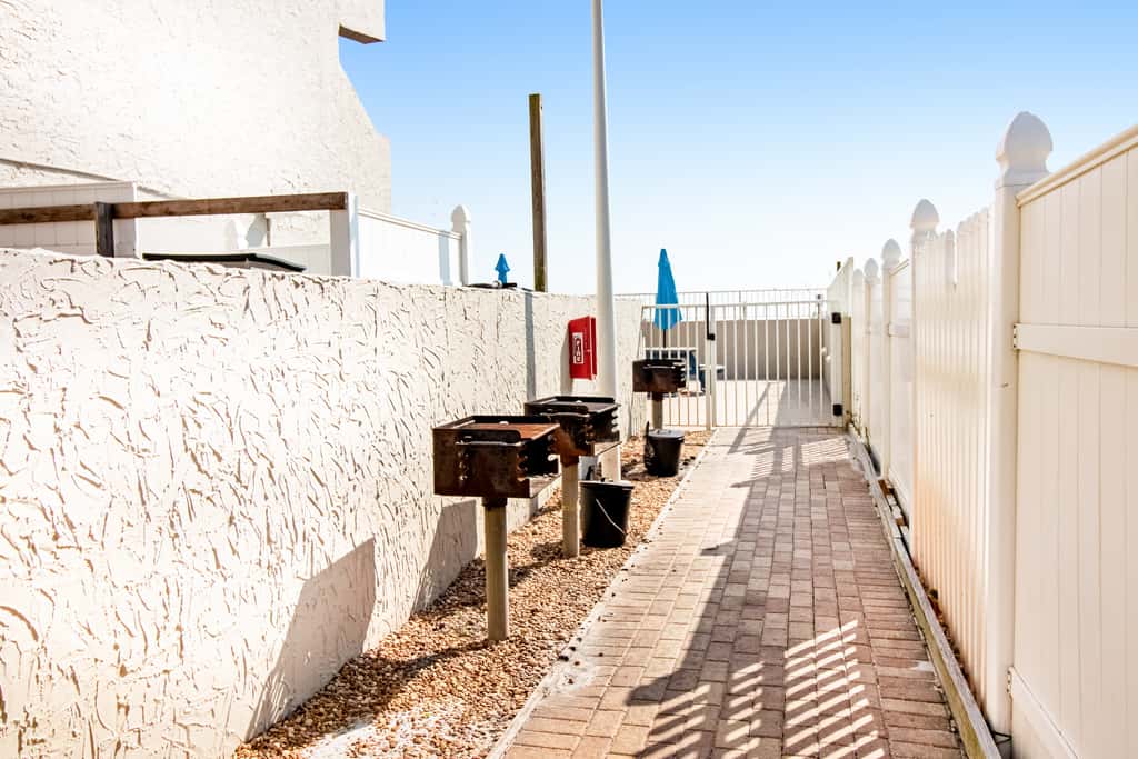 Cozy beachfront condo with beach setup - near shopping