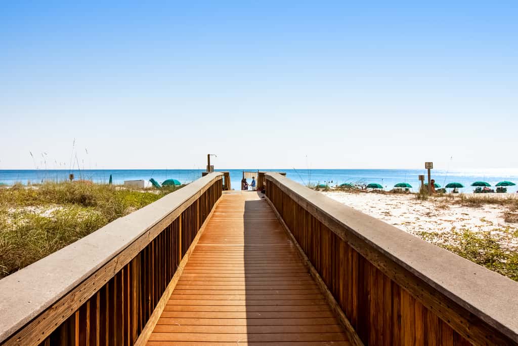 Cozy beachfront condo with beach setup - near shopping