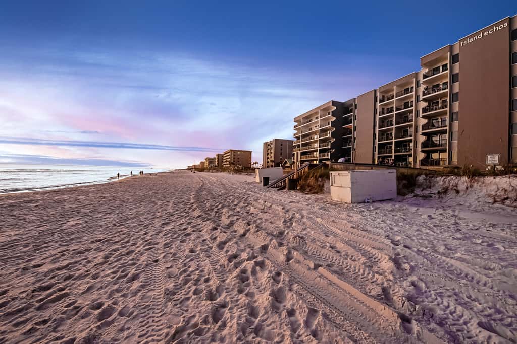 Cozy beachfront condo with beach setup - near shopping