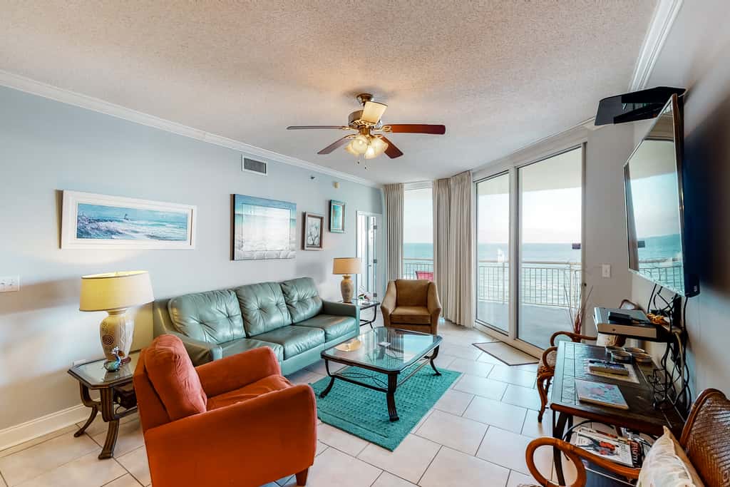6th-floor charming condo with amazing views & pools