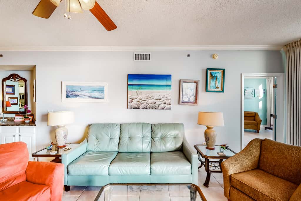 6th-floor charming condo with amazing views & pools