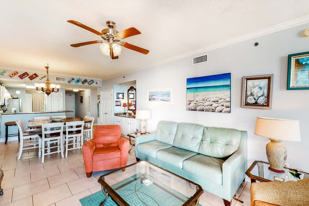 6th-floor charming condo with amazing views & pools