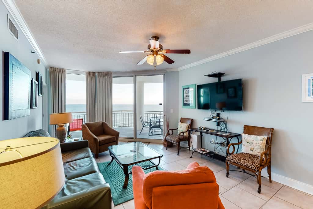 6th-floor charming condo with amazing views & pools