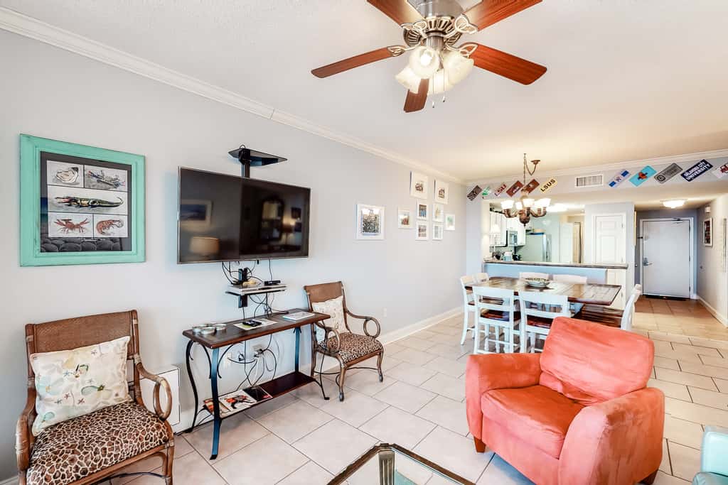 6th-floor charming condo with amazing views & pools