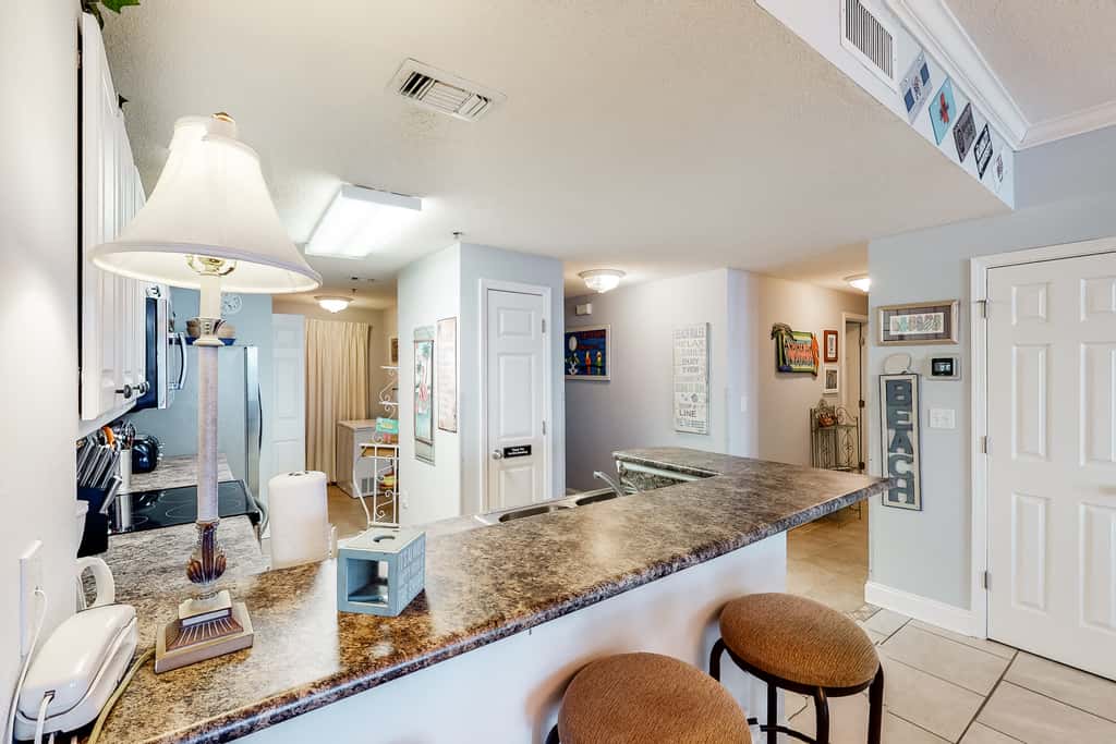 6th-floor charming condo with amazing views & pools