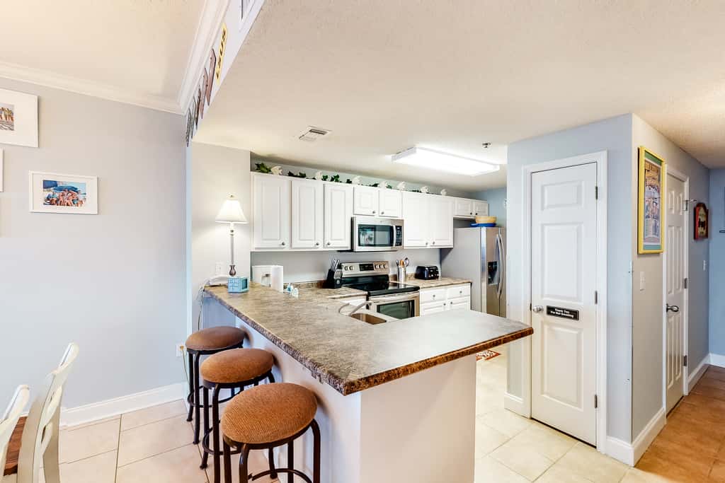 6th-floor charming condo with amazing views & pools