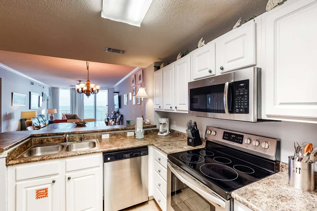 6th-floor charming condo with amazing views & pools