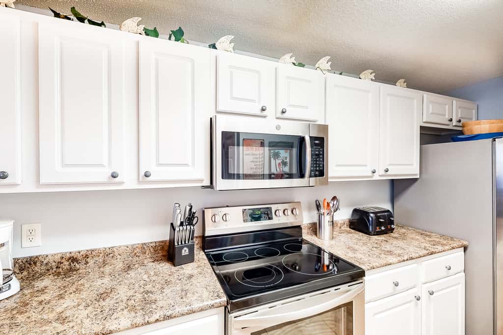 6th-floor charming condo with amazing views & pools