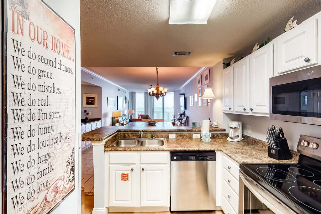 6th-floor charming condo with amazing views & pools