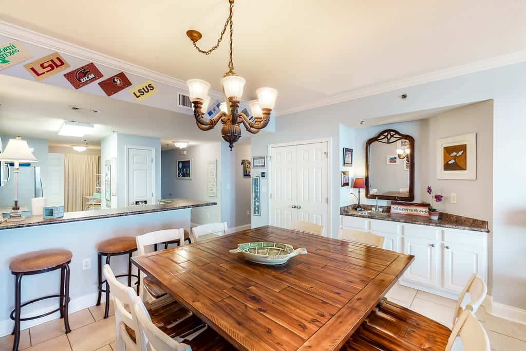 6th-floor charming condo with amazing views & pools