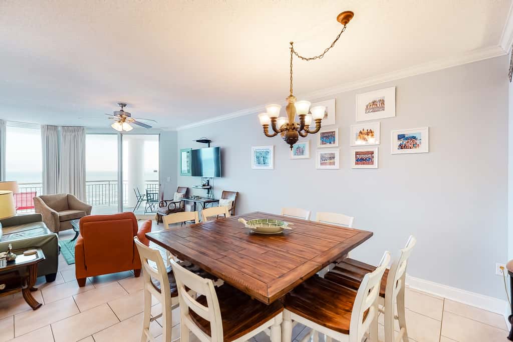 6th-floor charming condo with amazing views & pools