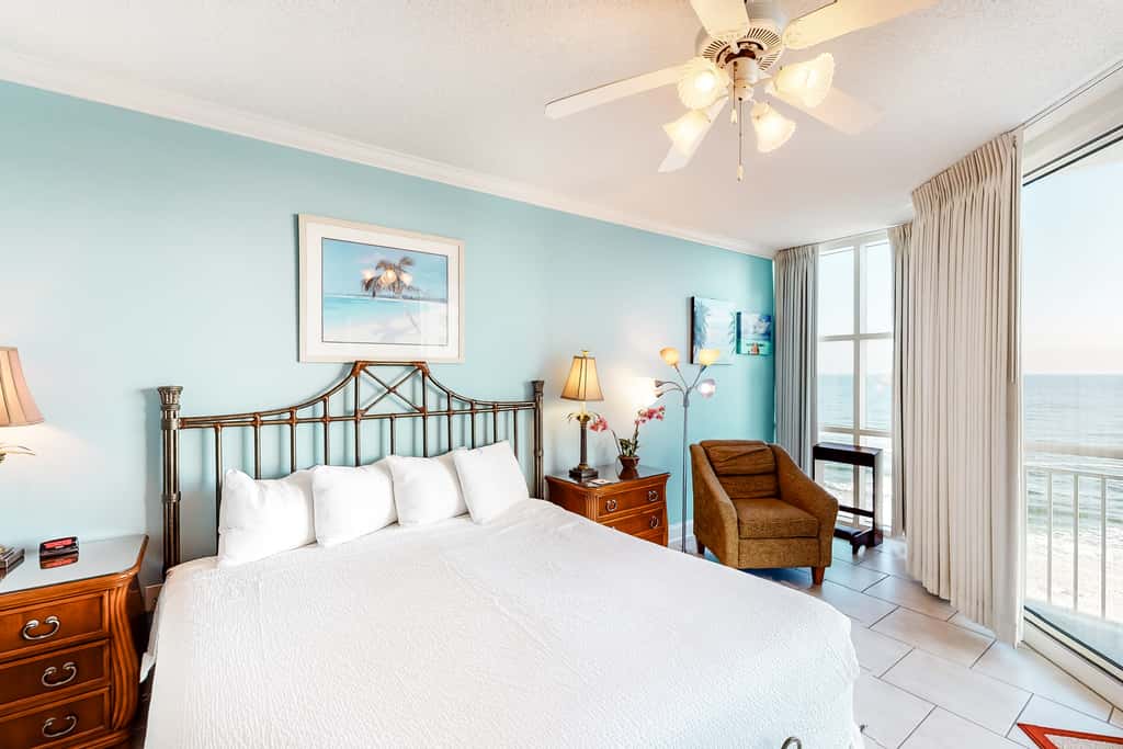 6th-floor charming condo with amazing views & pools