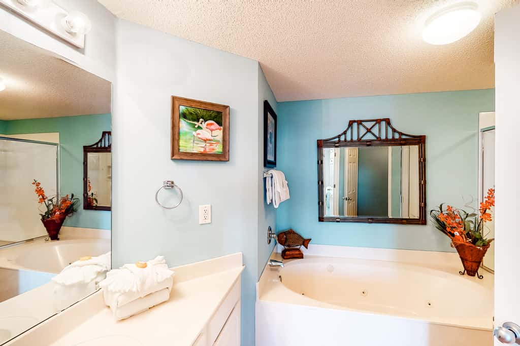 6th-floor charming condo with amazing views & pools
