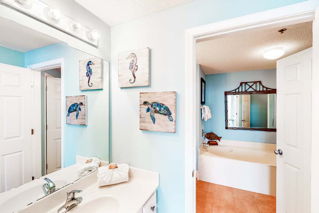6th-floor charming condo with amazing views & pools