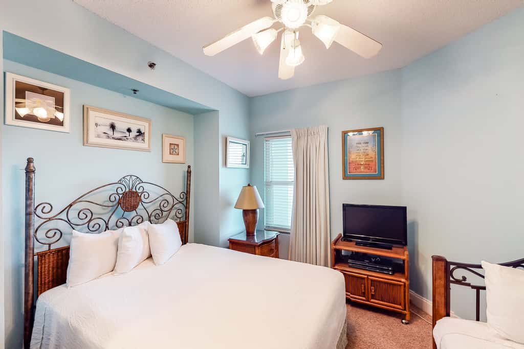 6th-floor charming condo with amazing views & pools