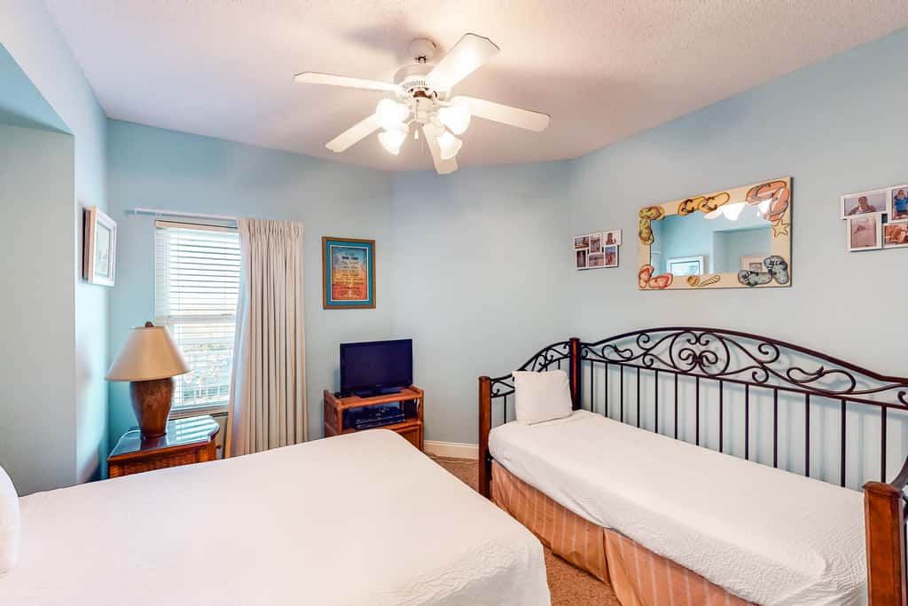 6th-floor charming condo with amazing views & pools