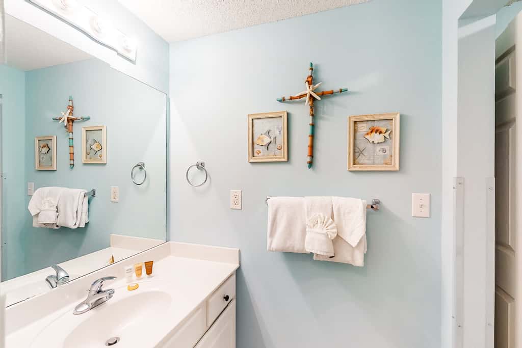 6th-floor charming condo with amazing views & pools