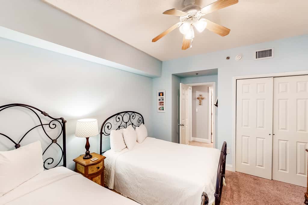 6th-floor charming condo with amazing views & pools