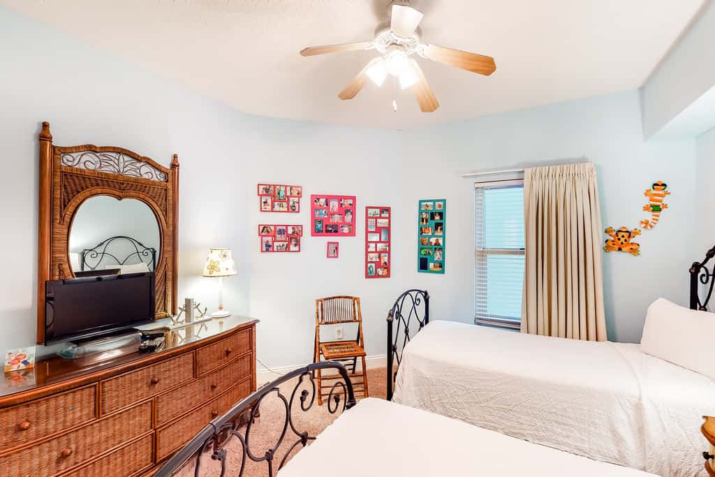 6th-floor charming condo with amazing views & pools