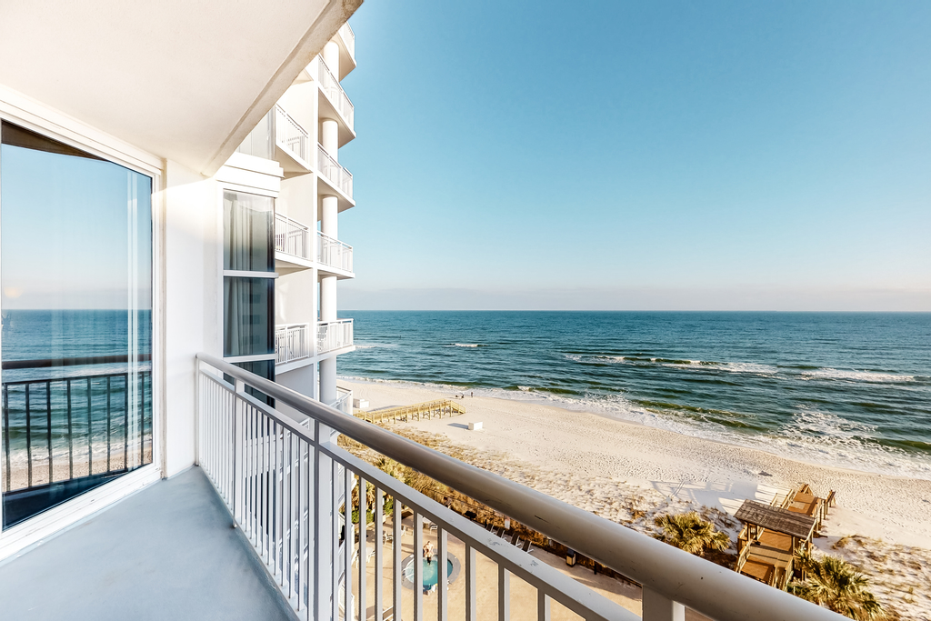 6th-floor charming condo with amazing views & pools