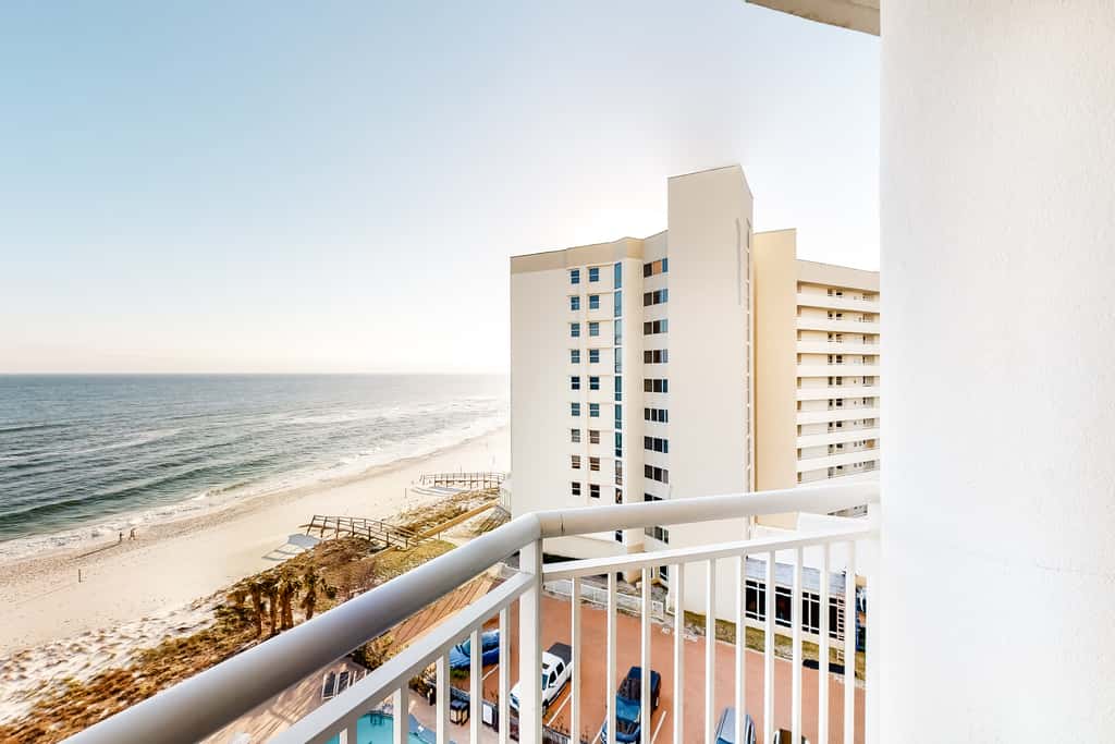 6th-floor charming condo with amazing views & pools