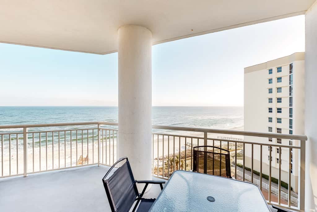 6th-floor charming condo with amazing views & pools