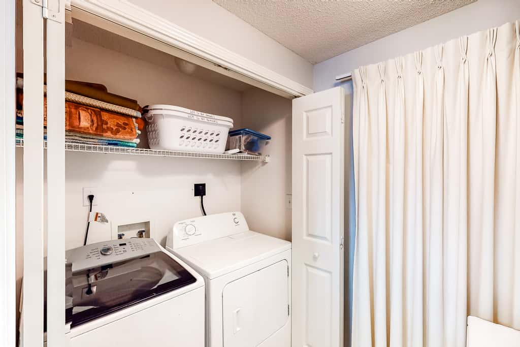 6th-floor charming condo with amazing views & pools