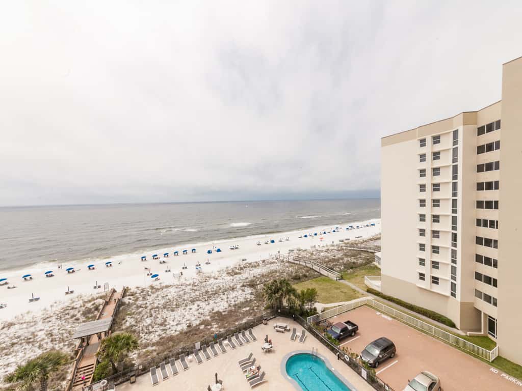 6th-floor charming condo with amazing views & pools
