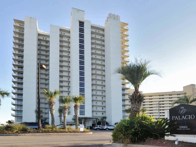 6th-floor charming condo with amazing views & pools