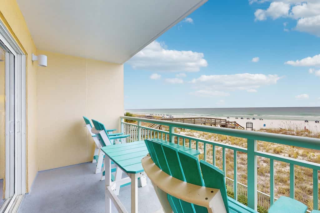 3rd-floor, Gulf-front condo with seasonal beach setup - near entertainment